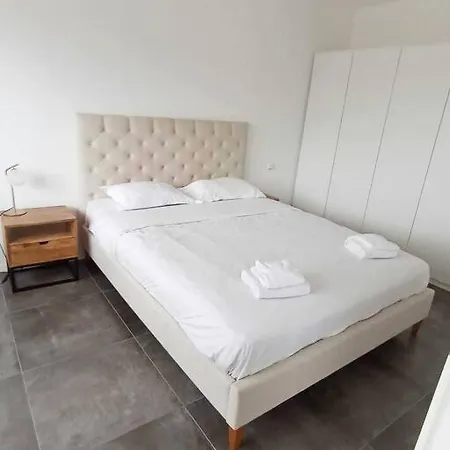 Large One Bedroom In Center With Terrace & Parking *